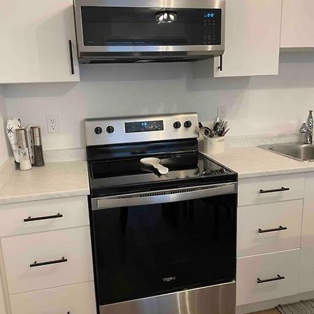 Adorable 1 Bedroom Suite- A Skip To Galloping Goose Victoria Luaran gambar