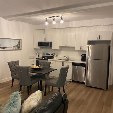 Adorable 1 Bedroom Suite- A Skip To Galloping Goose Victoria Luaran gambar