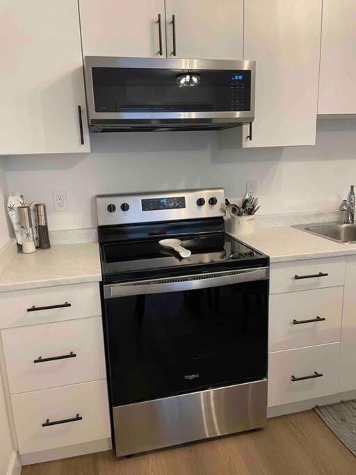 Adorable 1 Bedroom Suite- A Skip To Galloping Goose Victoria Luaran gambar