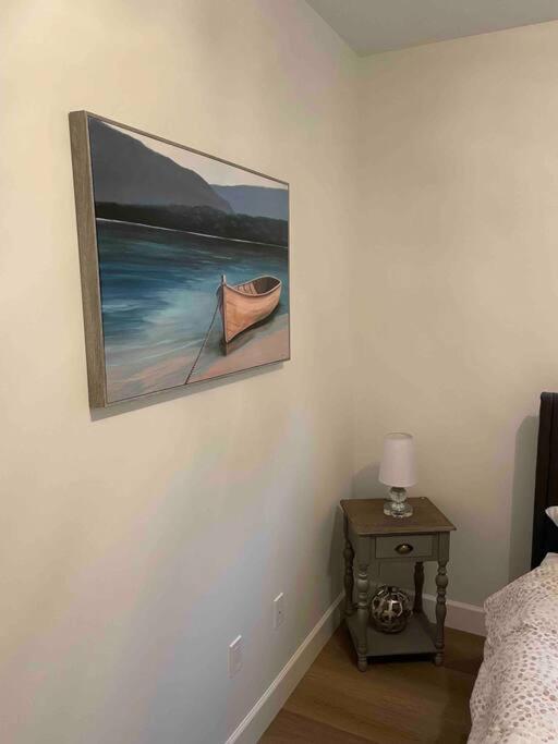 Adorable 1 Bedroom Suite- A Skip To Galloping Goose Victoria Luaran gambar