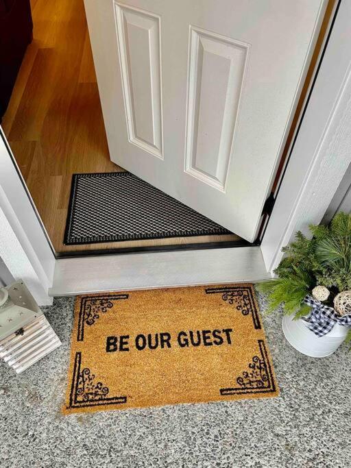 Adorable 1 Bedroom Suite- A Skip To Galloping Goose Victoria Luaran gambar