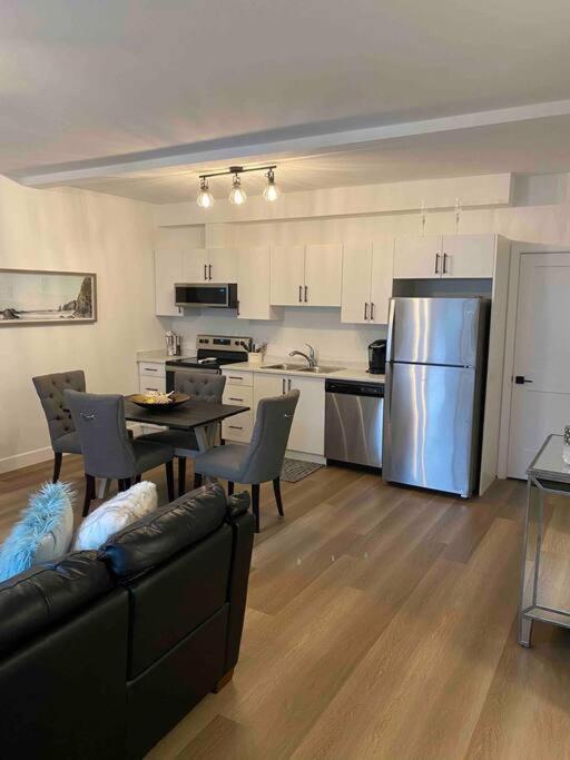 Adorable 1 Bedroom Suite- A Skip To Galloping Goose Victoria Luaran gambar