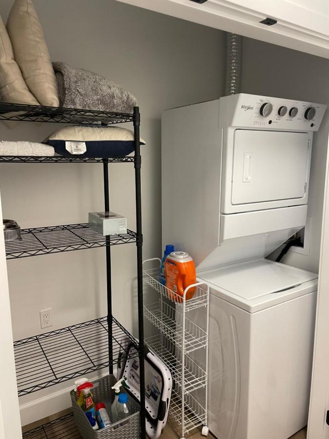 Adorable 1 Bedroom Suite- A Skip To Galloping Goose Victoria Luaran gambar