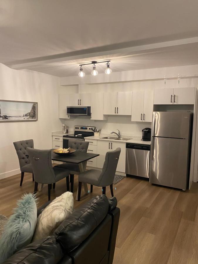 Adorable 1 Bedroom Suite- A Skip To Galloping Goose Victoria Luaran gambar