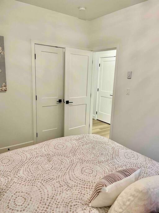 Adorable 1 Bedroom Suite- A Skip To Galloping Goose Victoria Luaran gambar