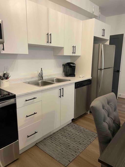 Adorable 1 Bedroom Suite- A Skip To Galloping Goose Victoria Luaran gambar