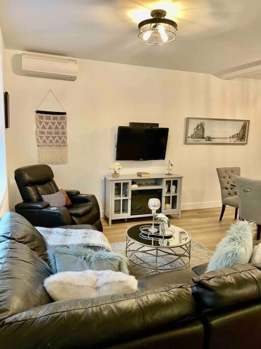 Adorable 1 Bedroom Suite- A Skip To Galloping Goose Victoria Luaran gambar