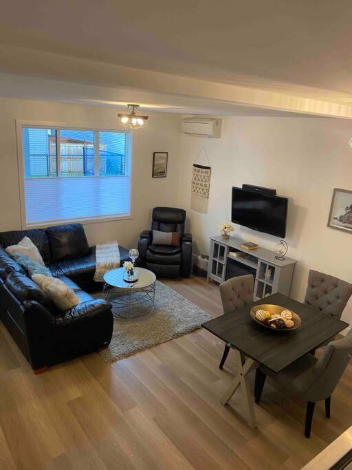Adorable 1 Bedroom Suite- A Skip To Galloping Goose Victoria Luaran gambar