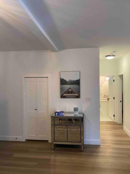 Adorable 1 Bedroom Suite- A Skip To Galloping Goose Victoria Luaran gambar
