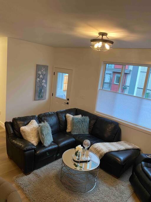 Adorable 1 Bedroom Suite- A Skip To Galloping Goose Victoria Luaran gambar