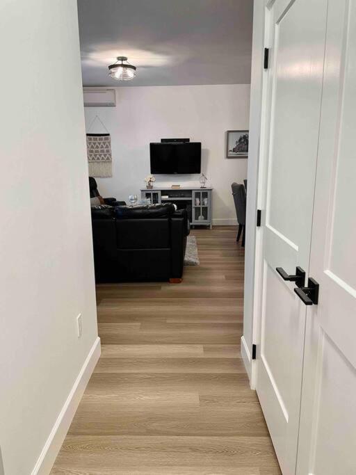 Adorable 1 Bedroom Suite- A Skip To Galloping Goose Victoria Luaran gambar