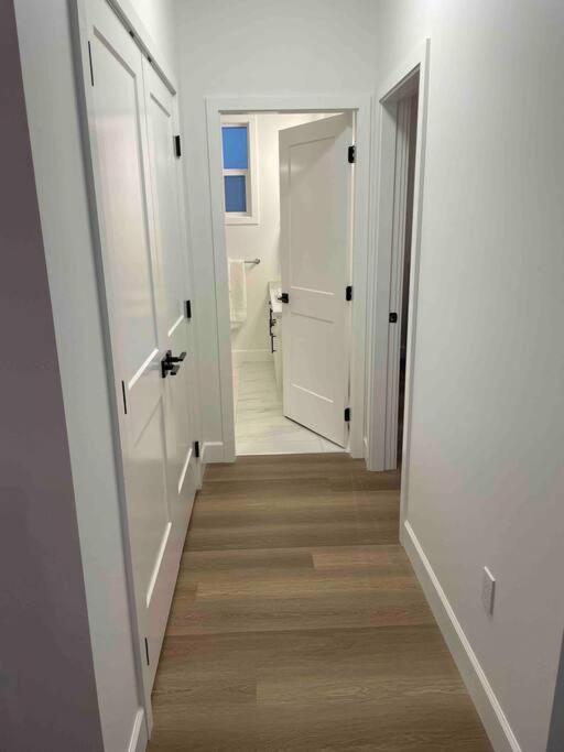 Adorable 1 Bedroom Suite- A Skip To Galloping Goose Victoria Luaran gambar