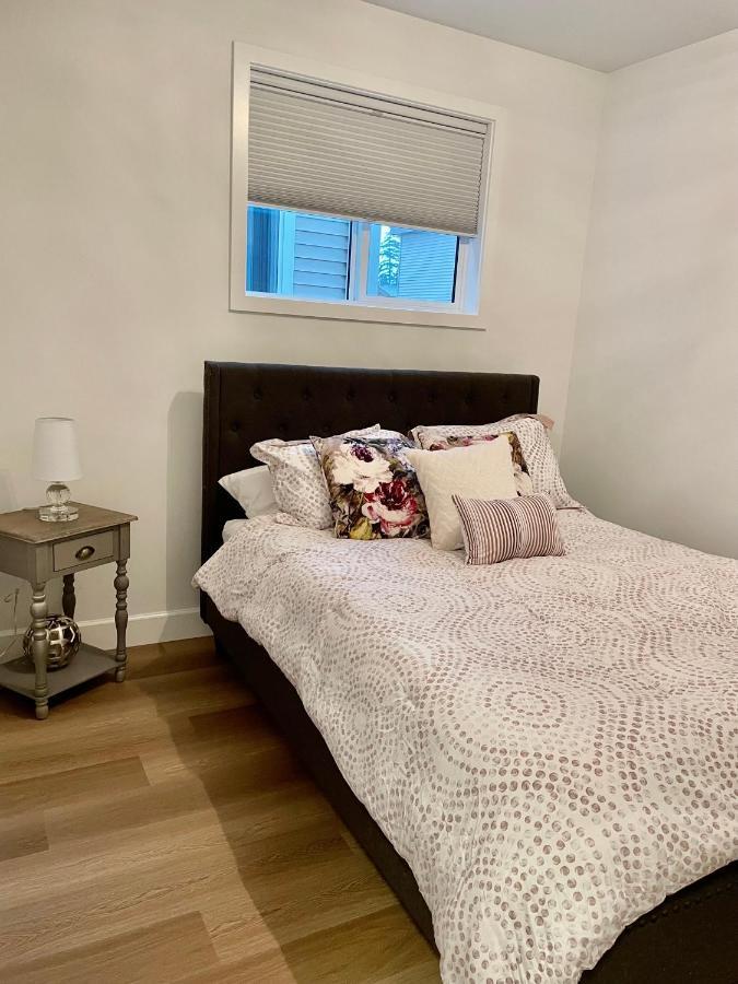 Adorable 1 Bedroom Suite- A Skip To Galloping Goose Victoria Luaran gambar