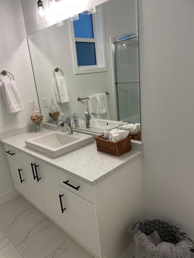 Adorable 1 Bedroom Suite- A Skip To Galloping Goose Victoria Luaran gambar