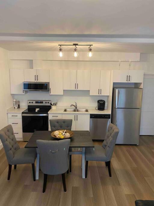 Adorable 1 Bedroom Suite- A Skip To Galloping Goose Victoria Luaran gambar